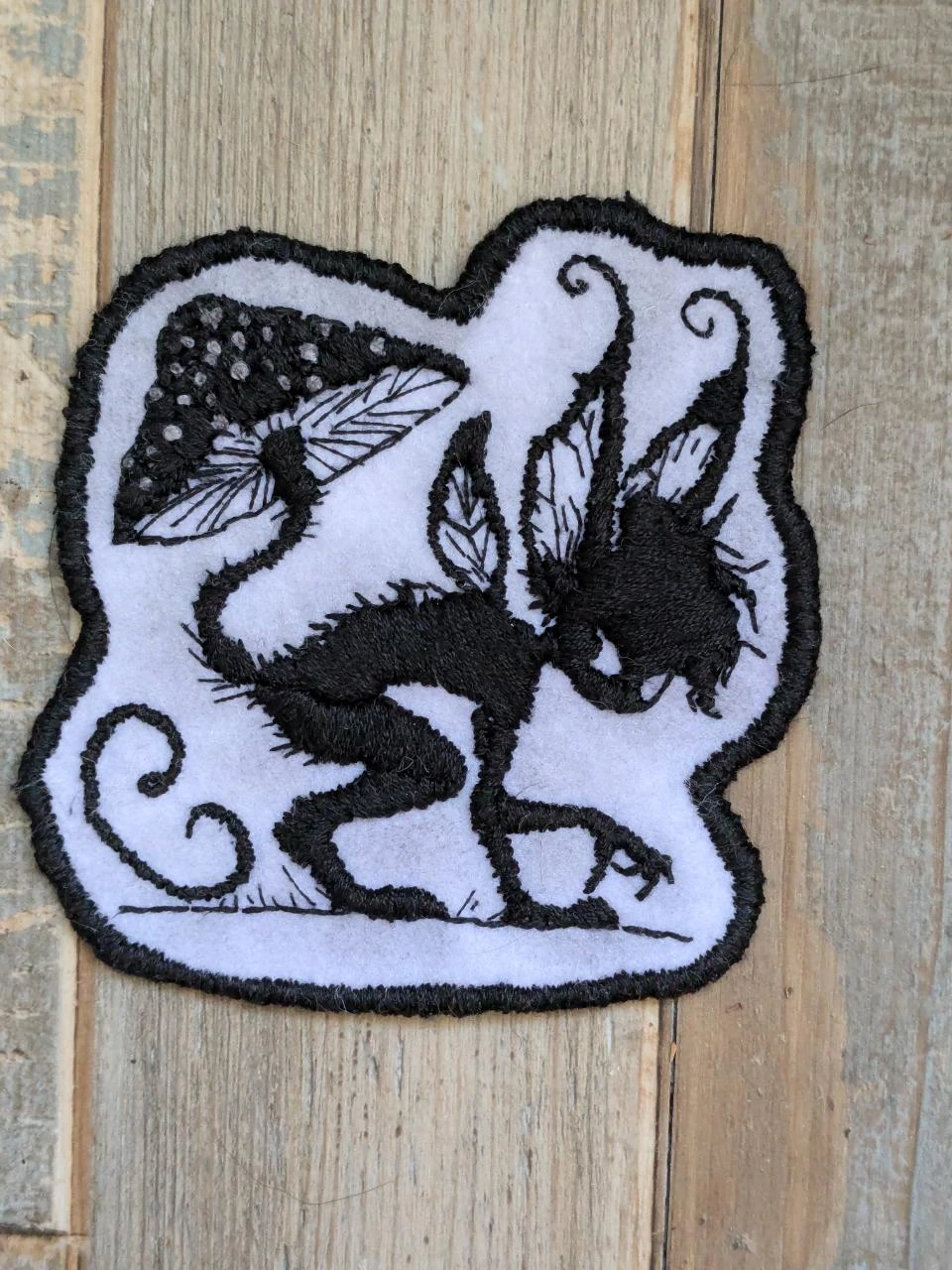 Patch fantasia escura bordado à mão – photo 3